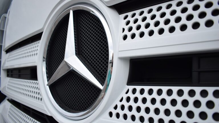 Jak zminimalizować przestoje i lepiej organizować transport dzięki Mercedes-Benz Uptime?