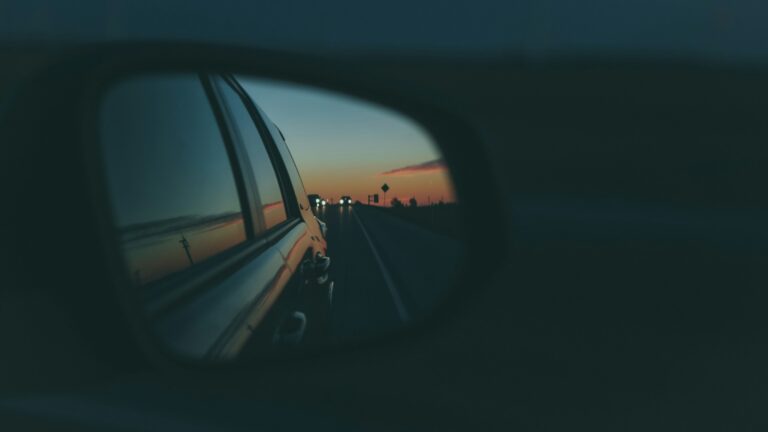 Jak technologia Mercedes-Benz MirrorCam wpływa na bezpieczeństwo i komfort jazdy ciężarówkami?