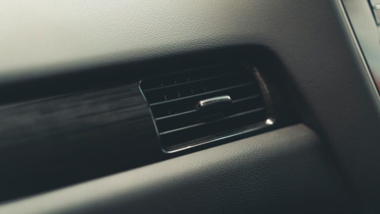Jaka powinna być temperatura w kabinie? Klimatyzacja – obowiązek, czy przywilej?
