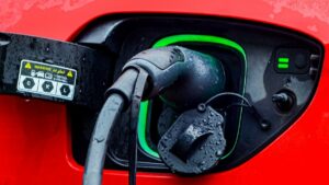 ładowanie samochodu elektrycznego