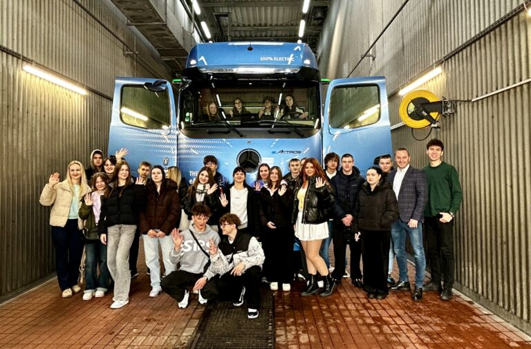 Uczniowie Wielkopolskiego Technikum Zawodowego odwiedzili salon i serwis Mercedes-Benz Trucks w Komornikach